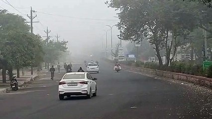 घने कोहरे ने वाहनों पर ब्रेक लगा दिया