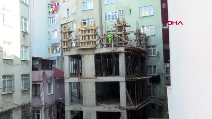 Şişli'de pencere ve balkonları inşaata açılan bina