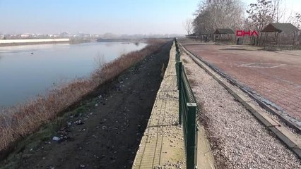 MERİÇ NEHRİ'NİN KIYILARI ATILAN ÇÖPLERLE KAPLANDI