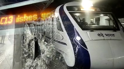 বন্দে ভারত লক্ষ্য করে পাথর, শুরু হল শাসক-বিরোধী তরজা | Oneindia Bengali