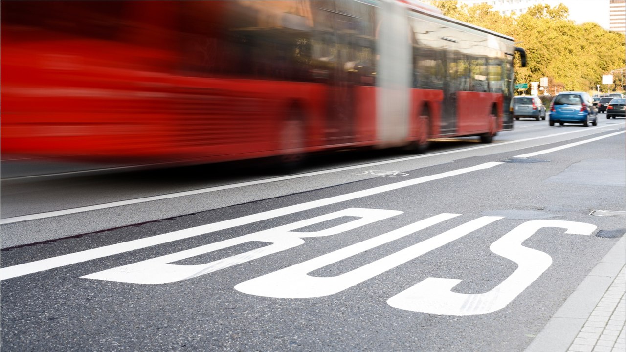 Wenn sie frei ist: Dürfen Autofahrer auch die Busspur nutzen?