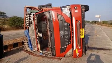 डिवाइडर से टकरा कर पलटा ट्रक