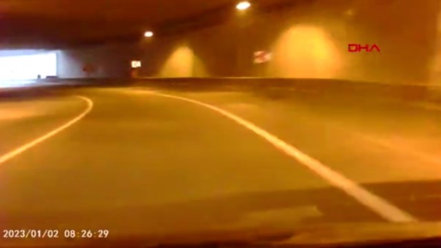 Otomobilin buzlanan yolda kaza yaptığı anlar kamerada