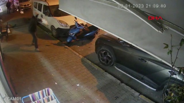 Gaziosmanpaşa’da cadde üzerinde silahlı saldırı kamerada