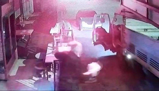 Freni boşalan kamyonetin sürücüsü ölümle burun buruna geldi... O anlar kamerada