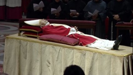 Capilla ardiente de Benedicto XVI abre por segundo día en espera del funeral