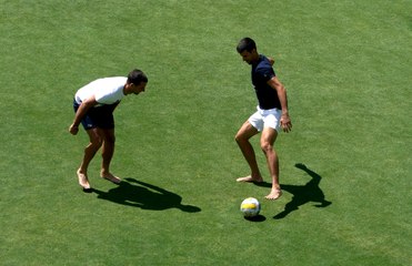 Tennis : Novak Djokovic commence l'année par une partie de... football !