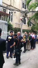 Rể Tây mời cả hội bạn mặc áo dài bê tráp: Lấy vợ Việt Nam đâu có dễ!