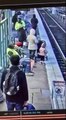 Il video choc della donna che spinge una bimba di 3 anni sui binari. Salvata per miracolo