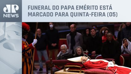 Fiéis fazem fila para 2º dia de velório de Bento XVI