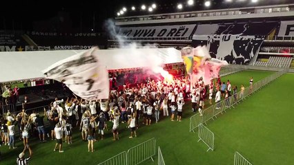 Brasileños hicieron fila toda la noche para rendir homenaje a su ídolo Pelé