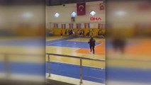 LİSELER ARASI FUTSAL TURNUVASINDA TEKMELİ- YUMRUKLU KAVGA; DİSKALİFİYE OLDULAR