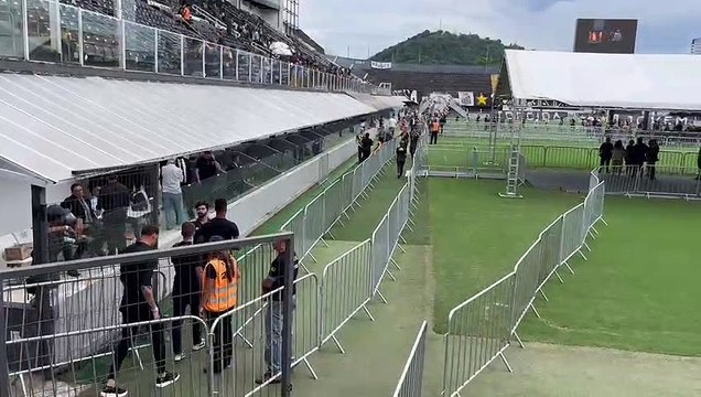 Jogadores do Santos, Maicon, Lucas Braga e Pirani chegam à Vila Belmiro para velório de Pelé