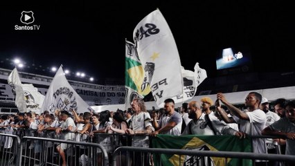 Torrcida organizada do Santos FC entrou no gramado para homenagear Pelé