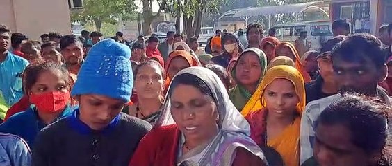 बदमाश को फांसी देने और मकान तोडने की बात को लेकर आवेदन सौंपा गया