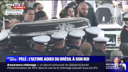 Le cercueil de Pelé quitte le stade pour une procession dans la ville de Santos