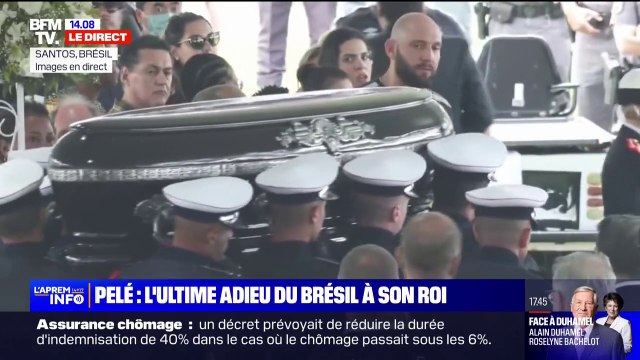 Le cercueil de Pelé quitte le stade pour une procession dans la ville de Santos