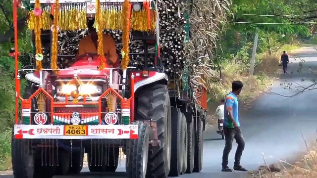 Arjun Mahindra 555 _ John deer pulling sugarca