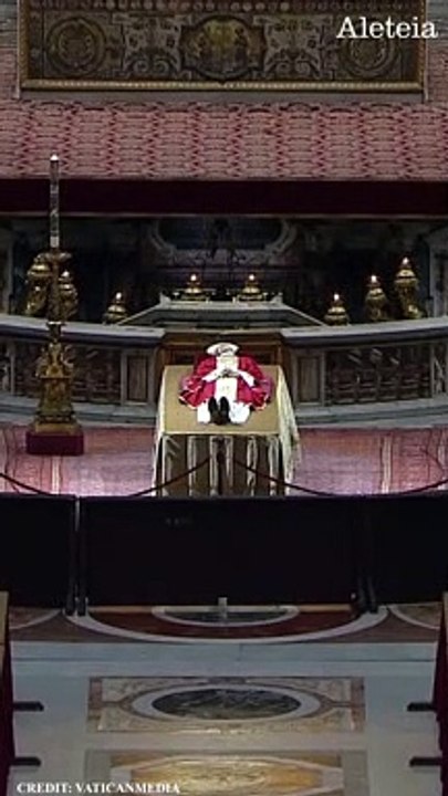 Corpo de Bento XVI chega à Basílica de São Pedro
