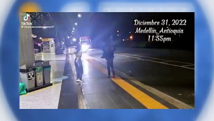 Niños reciben a su papá en la noche de año viejo