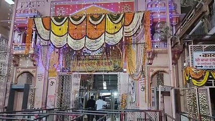 Video: 1 हजार 3 सौ किलो के विविध फूलों से पर सज़ा बाबा का दरबार