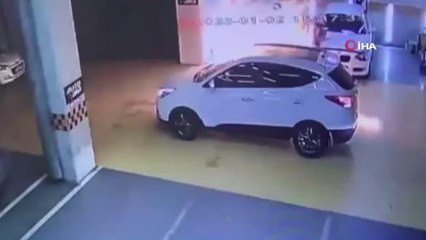Ekspere getirilen arabanın motoru patladı... O anlar kamerada