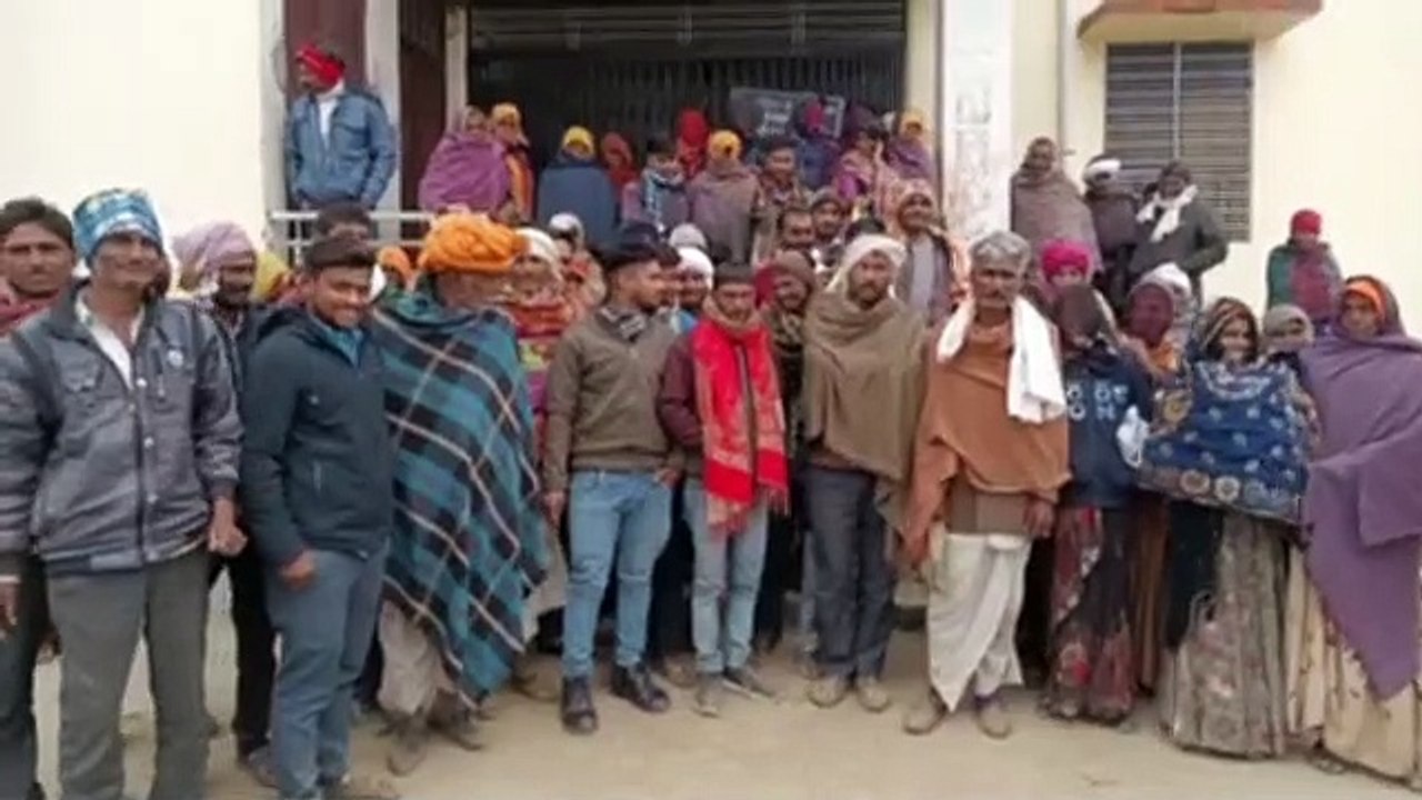 रोजगार नहीं मिला तो मनरेगा श्रमिकों ने ग्राम पंचायत के ताला लगाया