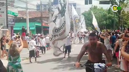 Santisatas desfilam pelas ruas em homenagem a ao Rei