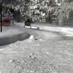 Así trasladaban al actor Jeremy Renner quien se encuentra hospitalizado en estado critico