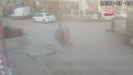 GAZİANTEP'TE, MOTOSİKLET SÜRÜCÜSÜNÜN YARALANDIĞI KAZA KAMERADA