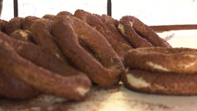 Ankara'da Simide Zam Yolda. Simitçiler Odası Başkanı Delibaş: Zam Yazılarını Yazdık. Ocak Ayının 20-25'i Gibi Simit 7 TL Diyebiliriz