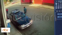 [VIDEO] Imágenes de cómo un hombre ataca en plena calle a dos mujeres