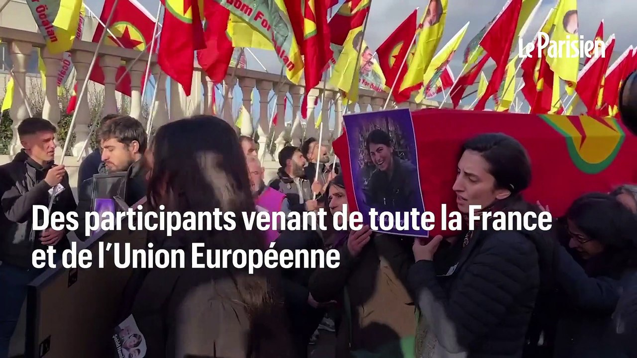 «On est orphelins» : des milliers de personnes aux funérailles des Kurdes assassinés rue d’Enghien