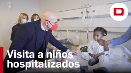 De la Fuente visita a los niños ingresados en el Hospital San Pedro de Logroño