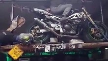 Subiu a Uma Moto Em Exposição Num Bar e Acelerou a Fundo… o Que Podia Dar Errado?
