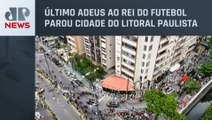 Cortejo de Pelé mobiliza população de Santos; enterro será em cemitério vertical
