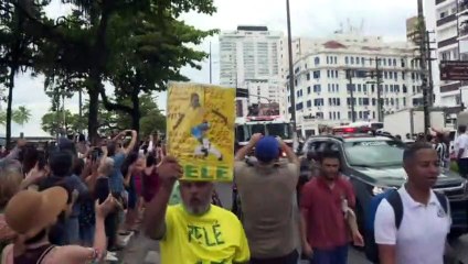 Abraçado pelo povo, Pelé é levado em cortejo fúnebre