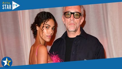 Tina Kunakey les fesses à l'air dans un bikini string, Vincent Cassel sous le charme de sa "petite c