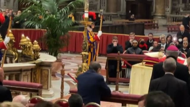La Russa si inginocchia davanti alla salma di Ratzinger