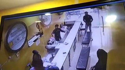 *बुलंदशहर में ज्वेलरी शॉप में बदमाशों ने देखिए कैसे लूट की, कर्मचारी को मारी गोली‼️*