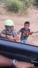 Captan a niños haciendo un retén en carretera