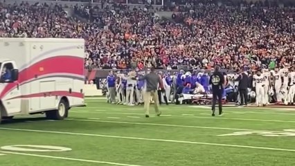 NFL 선수 충돌 후 의식불명...심폐소생술에도 "현재 위중" / YTN