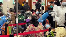 China condena pruebas covid para sus viajeros; UE ofrece vacunas