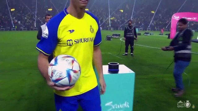 Ronaldo tem gesto para com uma menina na bancada e adeptos festejam como um golo