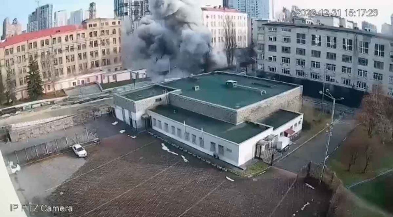 Câmeras de segurança flagram o momento em que míssil atinge hotel em Kiev, na véspera do véspera do ano-novo