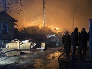 Geri dönüşüm fabrikasında korkutan yangın: 1 itfaiye eri yaralandı