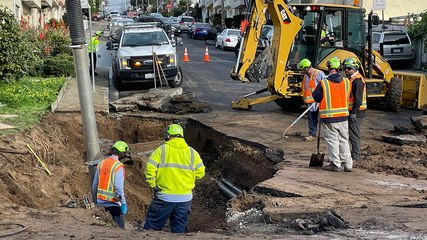 Moment car nosedives into sinkhole in California