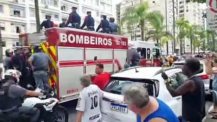 Les adieux au _roi_ Pelé _ cortège funèbre jusqu'à son mausolée à Santos