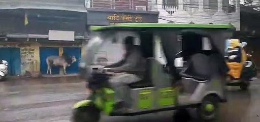 सुबह से रायपुर में हल्की बारिश और कोहरा