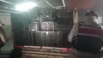 Sebze kasalarının arasına gizlenen 23 düzensiz göçmen yakalandı